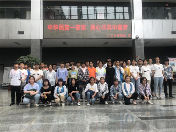 广元职高组织学生参观市博物馆
