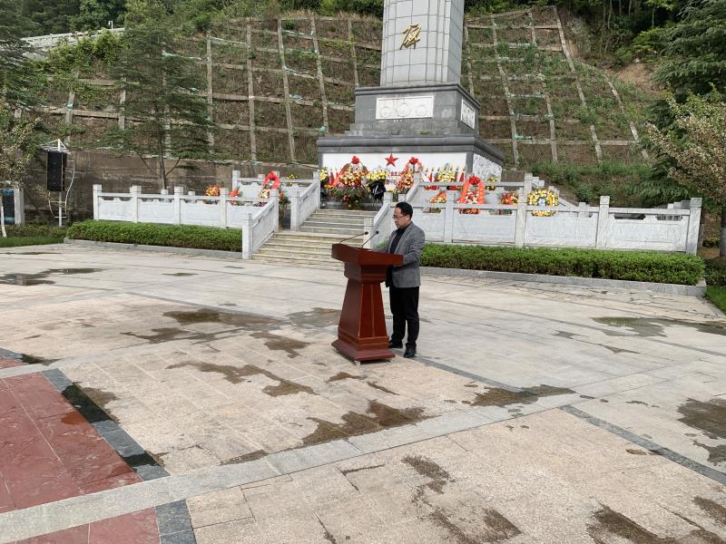 缅怀革命先烈,传承红色基因 ——广元职高举行2022年清明祭扫暨党团教育活动