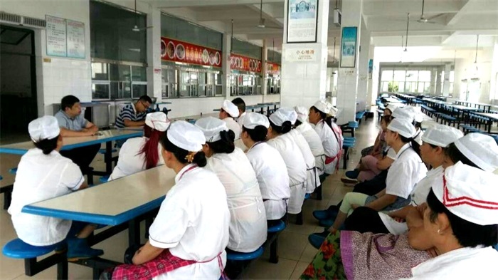 加强食堂从业人员培训 共筑学校食品安全防线