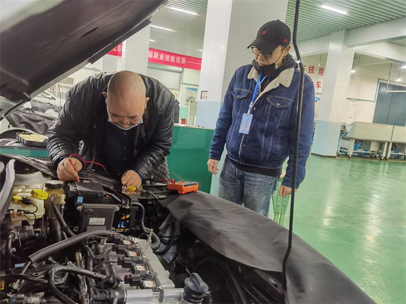 广元市2021年度机关事业单位工人技术等级考核 及技师职务考评在广元职高举行