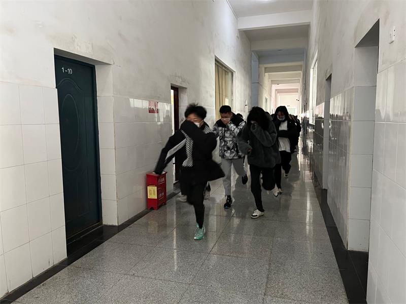 安全无小事,防患要先行 ——广元职高开展消防应急演练