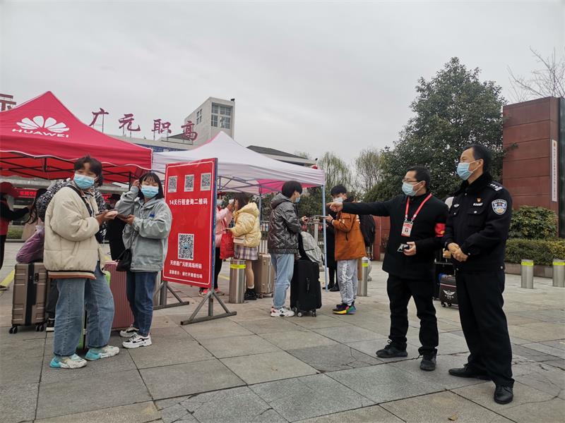 党旗飘扬桃李竞艳 春风化雨润物无声