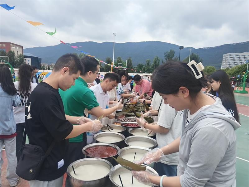 “粽”情端午  “粽”享美食 --广元职高开展第四届端午文化美食节暨包粽子比赛