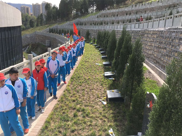 我校举行“祭扫烈士陵园，缅怀革命先烈”教育活动