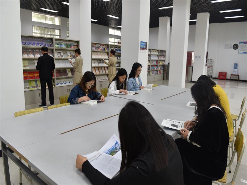 书香溢广职 阅读向未来 ——广元职高开展读书日系列活动