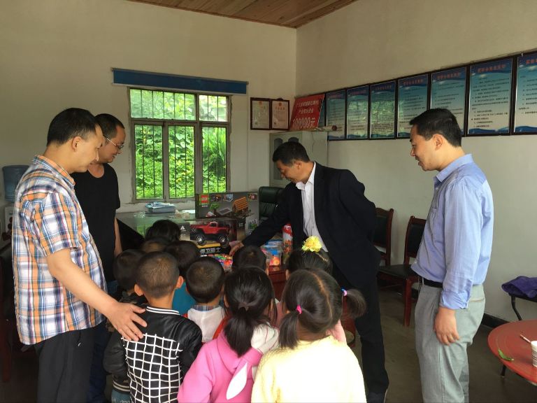 我校教师支部赴石牌村小学开展教育扶贫工作