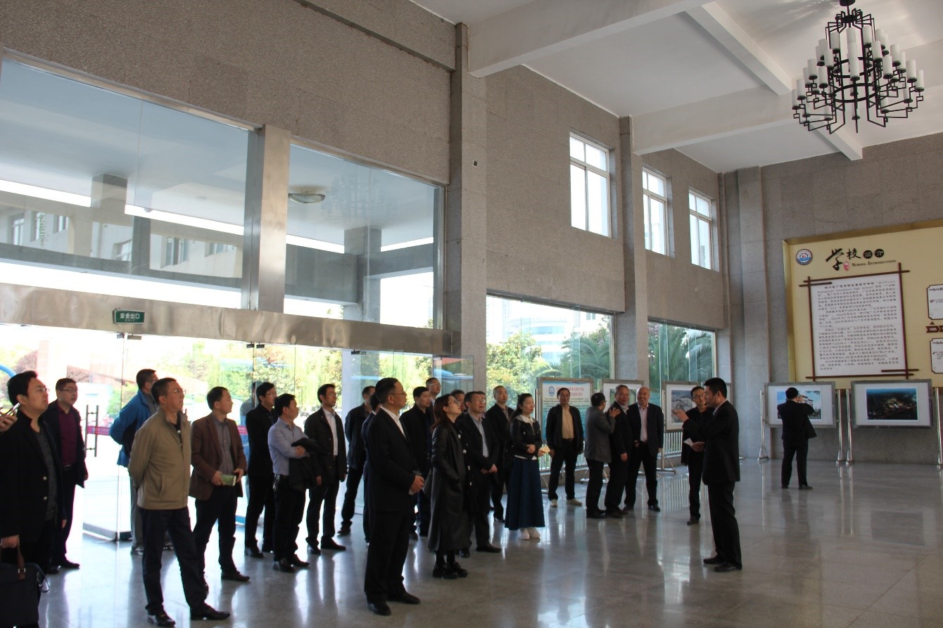 学校交流展示名师工作室建设成果