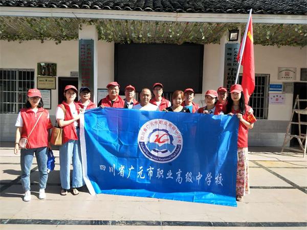 我校党员到社区开展“双报到”及志愿服务活动
