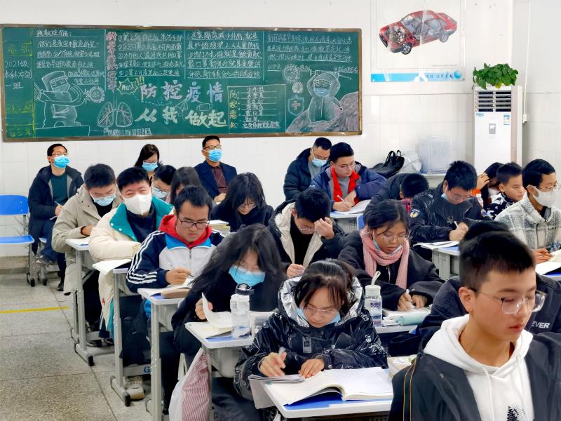 推门听课抓实教学,深入课堂促进提升 ——市教育局领导深入广元职高指导课堂教学