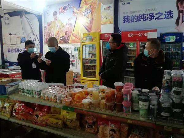区市场监督管理局领导检查学校食堂、超市防疫工作