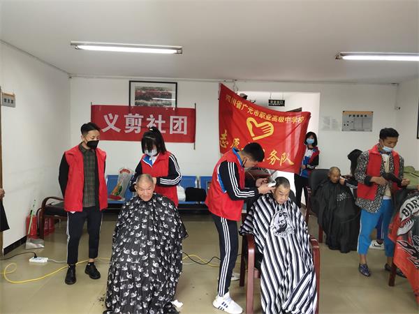 技能回馈社会 爱心温暖老人